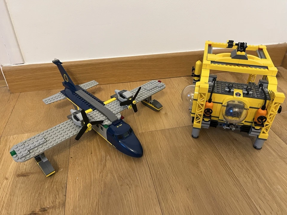 LEGO CITY 60096 LA BASE SOUS-MARINE OPERATIONNELLE EN HAUTE-MER + HYDRAVION - Photo 1/4