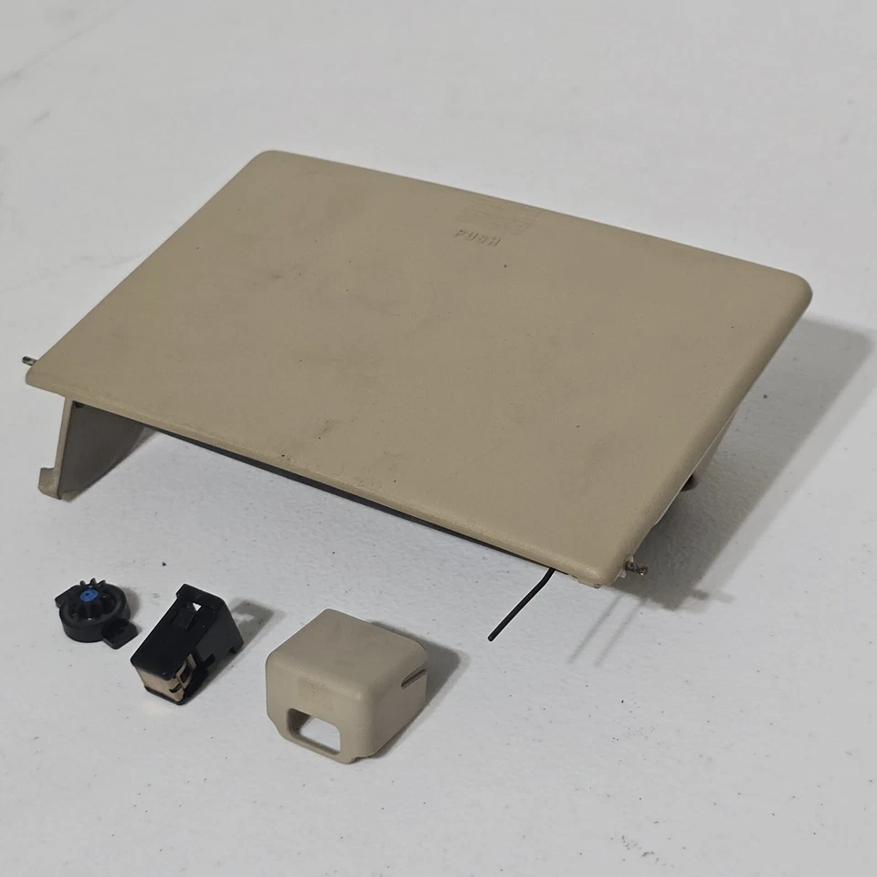 97-04 Mitsubishi Montero 3 SEC. Roof Overhead Console Dome Light 2ND CUBBY BEIGE - Image 1 of 4