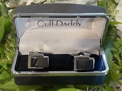 Gemelos Cuff-Daddy Contemporáneos Hematita Cuadrados en Acero Inoxidable en Caja de Regalo Foto 1 de 4