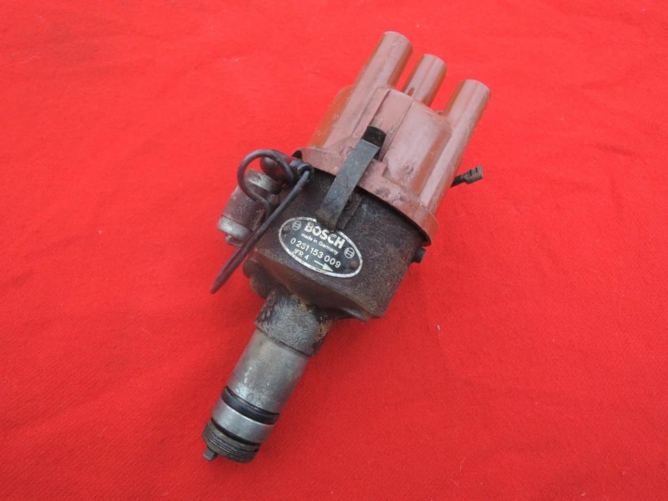 BOSCH 0 231 153 009 JFR 4 Used IGNITION DISTRIBUTOR Volvo 144 - Image 1 of 4