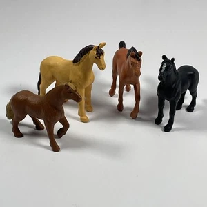 Safari Ltd Miniatur Pferd Figuren 4 Stück Barb Walking Horse - Bild 1 von 15