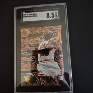 1995 96 Fleer Metal 13 Michael Jordan SGC 8.5 573442 - Foto 1 di 15