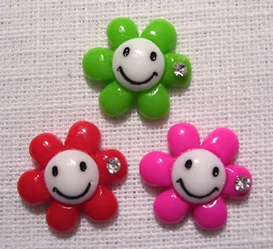 LOT de 3 EMBELLISSEMENTS STRASS en résine FLEUR SOURIRE, 20 mm, au choix - R001 - Picture 1 of 5