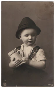 Kleiner Junge Becher Stein Hut Echtfoto Postkarte ca 1915 German RPPC - Bild 1 von 2