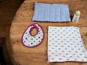 Accesorios para bebé American Girl biberón, babero, manta de recepción - Imagen 1 de 17