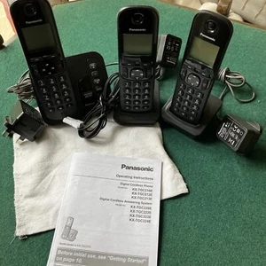Panasonic KX-TGC220E Cordless Phone with Answer Machine Triple Handset in Black - Zdjęcie 1 z 7
