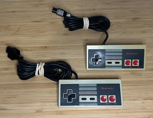 LOTE de controladores con cable OEM para Nintendo NES x2 (NES-004) *PROBADO* juegos vintage - Imagen 1 de 8