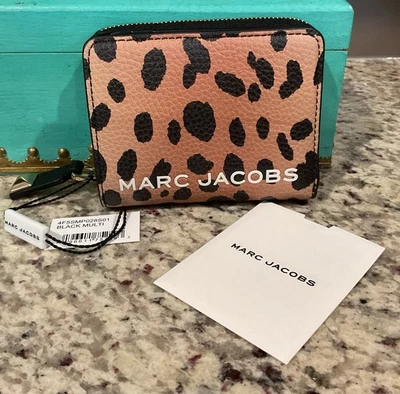 Cartera compacta MARC JACOBS Cheetah Spot Mini SLG 4F5SMP028S01 negra/multi precio de venta sugerido por el fabricante $150 Foto 1 de 4