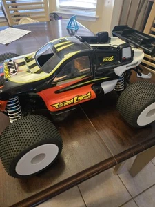 TEAM LOSI LST 2 - 1/8 SCALE 4wd NITRO MONSTER TRUCK - Picture 1 of 4