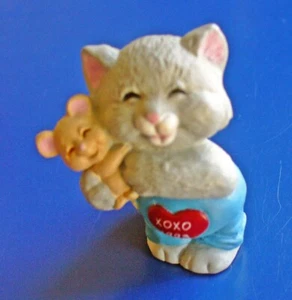 Hallmark MERRY MINIATURES Valentines Vintage CAT Hugging MOUSE 1993 Figurine NEW - Picture 1 of 4