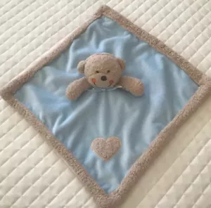 Mantas y Beyond Azul Bronceado Corazón de Mono Peluche Manta de Seguridad Amorosa - Imagen 1 de 6