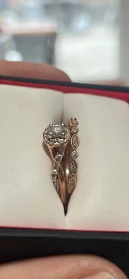 Anillo de compromiso Eng con halo de oro rosa talla 8 y alianza de boda a juego, 1/2 CT Foto 1 de 4