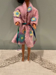 BARBIE PUPPENKLEIDUNG TEENAGER SKIPPER MORGENMANTEL PYJAMA FUN 1999 ROSA BADEMANTEL NACHTWÄSCHE - Bild 1 von 6