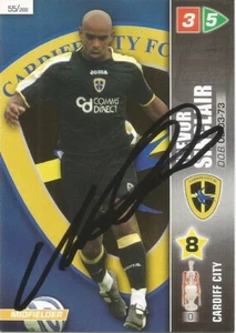 TREVOR SINCLAIR SIGNIERTE CARDIFF 2008 PANINI CHAMPIONSHIP HANDELSKARTE + COA - Bild 1 von 1