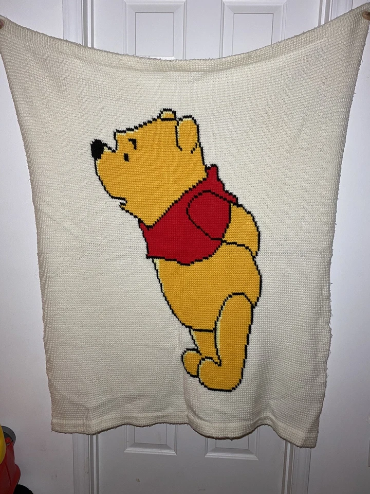 Manta bebé ganchillo hecha a mano Winnie The Pooh de colección unisex aberturas para colgar Foto 1 de 3