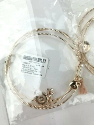 Paquete de 2 brazaletes envolventes de color dorado con dijes CLAIRES Foto 1 de 3