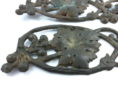 Duas decorações arquitetônicas antigas de latão recuperado moldagem design de videira - Imagem 1 de 4