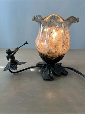 艺术玻璃口音台灯 6 1/4 英寸高带银色灯罩和小天使。 — 第 1/4 张图片