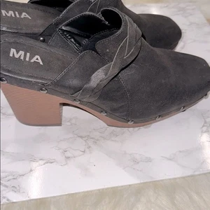 Schwarze Nietenpantoletten von Mia Größe 10M - Bild 1 von 10