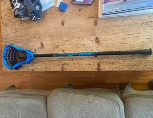 NIKE VAPOR LT LACROSSE STICK - GEBRAUCHT - 41" - BLAU, SCHWARZ - WENIGE SCHRAMMEN - SPIELBEREIT - Bild 1 von 5