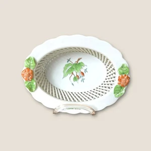 Herend Ungarn Hagebutte kleiner Korb oval plast. Blumen Porzellan 1. Wahl 49917 - Picture 1 of 8
