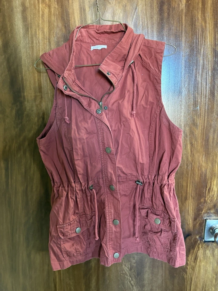 Chaleco utilitario Maurices para mujer grande óxido con capucha cordón bolsillos en la cintura Foto 1 de 4