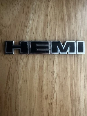 Dodge Challenger Hemi 2009-2010 capó emblema negro cromo OEM NUEVO MOPAR GENUINO Foto 1 de 2