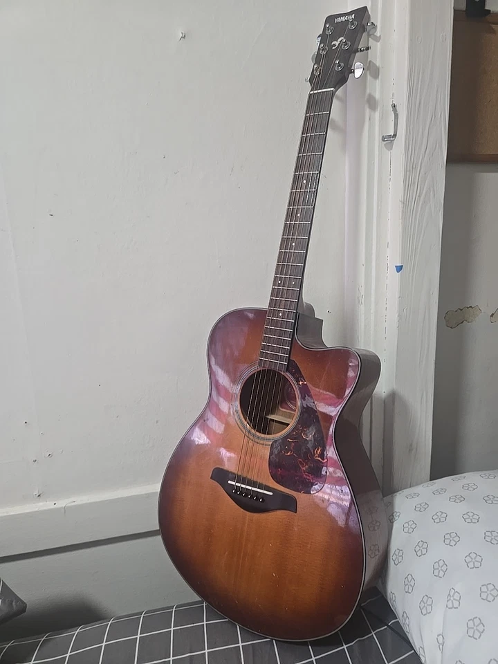 Yamaha FSX700SC Acoustic Electric  Guitar with Built-in Amplifier and Tuner - Image 1 of 4