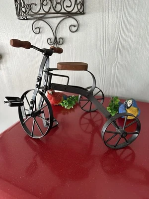 Antiguo triciclo de hierro pesado y madera DECORACIÓN DE JUGUETE 9" de colección Foto 1 de 4