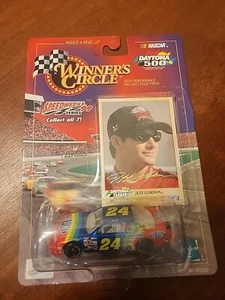 1:64 WINNERS CIRCLE 1999 #24 DUPONT DAYTONA 500 JEFF GORDON SPEEDWEEKS 99 NUOVO CON SCATOLA - Foto 1 di 3