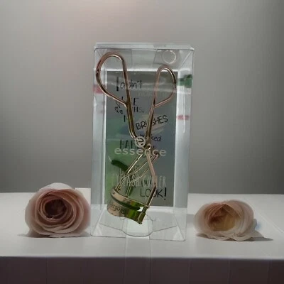 essence Eyelash Curler Wimpernzange Wimpernformer gold-farben + Ersatzgummi - Bild 1 von 4