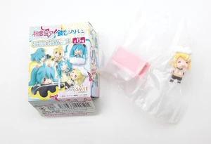 Vocaloid Hatsune Miku Kagamine Rin 1" Mini Kopfhöreranschluss Staubstecker Figur Spielzeug - Bild 1 von 1