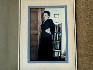 Libros de vestir de encaje negro retrato fotografía a color vintage bibliófilo años 50 - Imagen 1 de 14