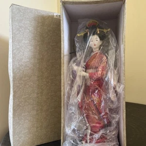 Muñeca geisha japonesa de porcelana vintage nueva en caja en hermoso kimono y paraguas - Imagen 1 de 10
