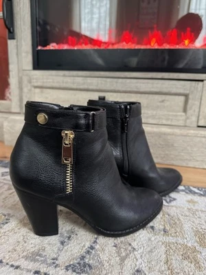 Apt. 9 Botines negros para mujer talla 7M tacón bloque cremallera lateral imitación cuero y dorado Foto 1 de 4