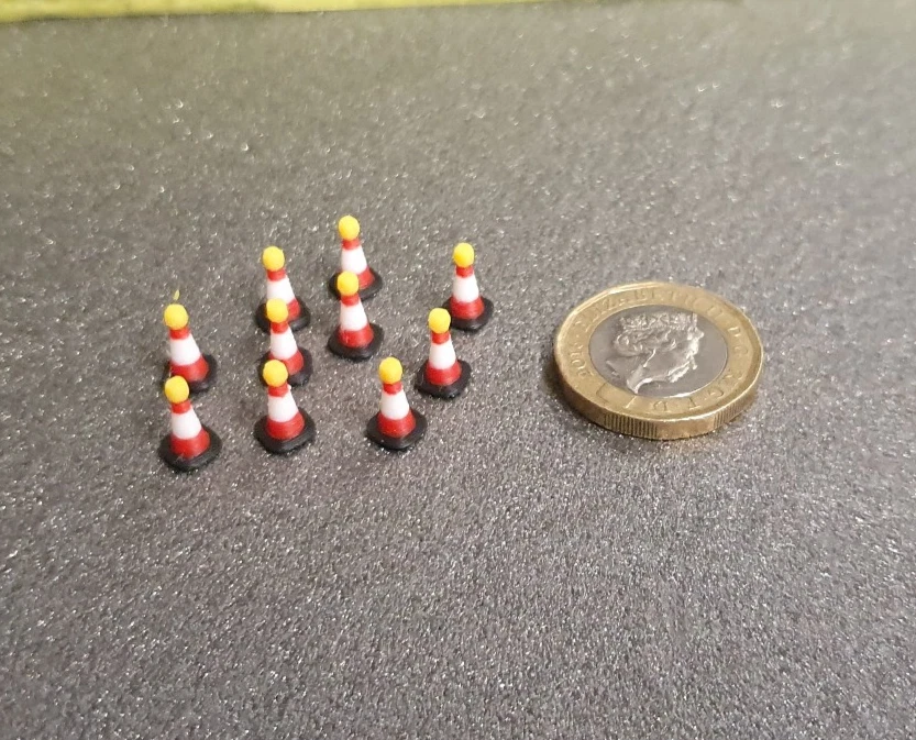 1:76  Scale Scenery - OO Gauge Model Railway Road Cones with Beacon x10 Free P&P - Image 1 of 1