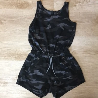 Mameluco ligero sin mangas estampado camuflaje talla pequeña/7 negro y gris Athleta Girl Foto 1 de 4