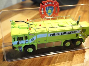 Code 3 NYPD 1:64 Limited Edt. OSHKOSH Airport Fire Truck - Bild 1 von 4