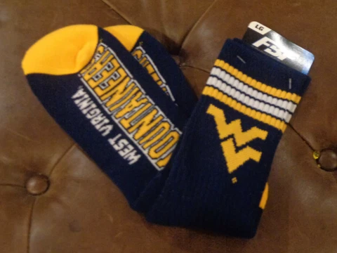 NCAA WEST VIRGINIA MOUNTAINEERS NAVY DEUCE CREW SOCKS SIZE LARGE   NEW Cover