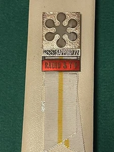 DAMAGE 1972 SAPPORO OLYMPIC RADIO&TV PIN BADGE RIBBON PINS ORIGINAL CASE - Picture 1 of 7