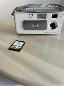Photosmart 433 digital camera, a model released by Hewlett-Packard in 2003. - Picture 1 of 11