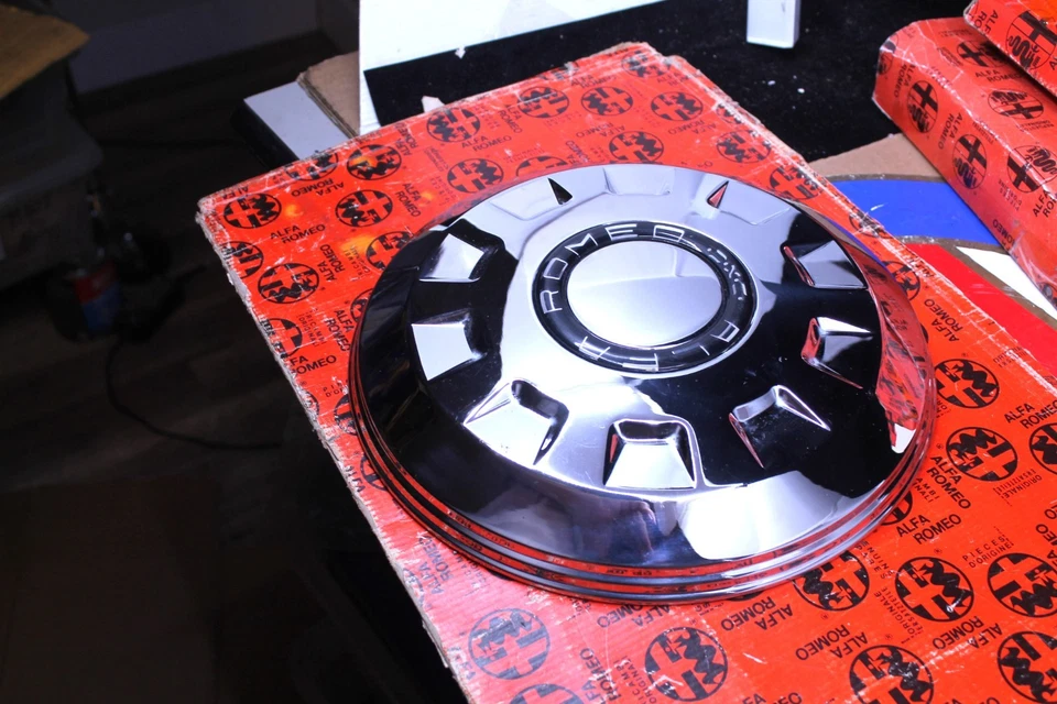 Tampa de roda central Alfa Romeo 2600 fabricante de equipamento original novo na caixa - Imagem 1 de 4