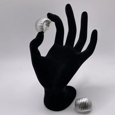 Pendientes GIVENCHY Paris Nueva York Medio Aro De Colección Años 80 Acanalados Tono Plata. 1,0"  Foto 1 de 4