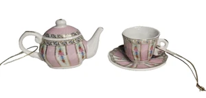 Teekanne Tasse Untertasse Ornamente Weihnachten Miniaturen Urlaub Puppenhaus Porzellan - Bild 1 von 8