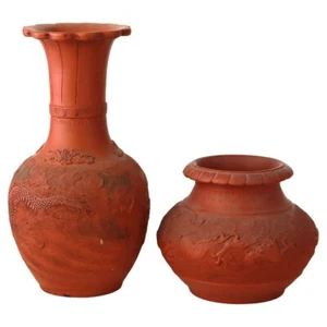 Dos jarrones de terracota en relieve de dragón figural Meiji japoneses antiguos C1920 - Imagen 1 de 11