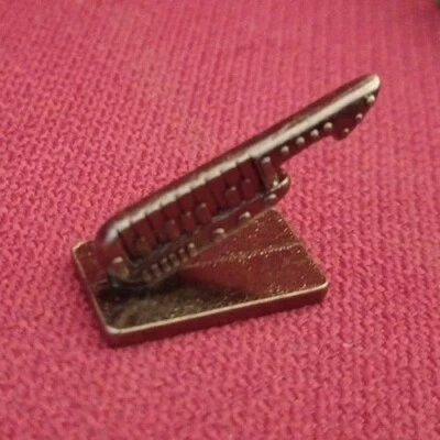 Scene It? The DVD Game 80s Edition Replacement Metal Guitar/ Keytar Token 2009 - Image 1 of 4