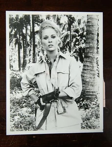 "The Extraordinary Seaman" (1969) movie press kit photo - Faye Dunaway - Picture 1 of 2