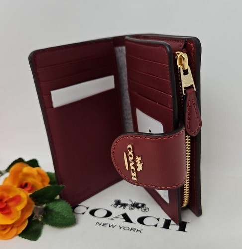 Portafoglio con cerniera ad angolo medio Coach nuovo con etichette in ciliegio cachi firmato *AUTENTICO*