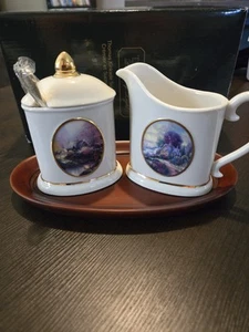 THOMAS KINKADE SAHNEKÄNNCHEN UND ZUCKER MIT TABLETT und LÖFFEL VON AVON 4" HOCH - Bild 1 von 8