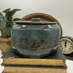 Vasija cubierta de cerámica de estudio tallada Lee Horner vintage motivo de vida marina - Imagen 1 de 6